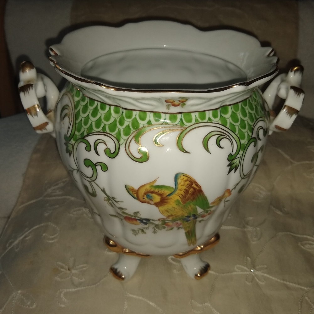Speer collectibles urn with parrot.
